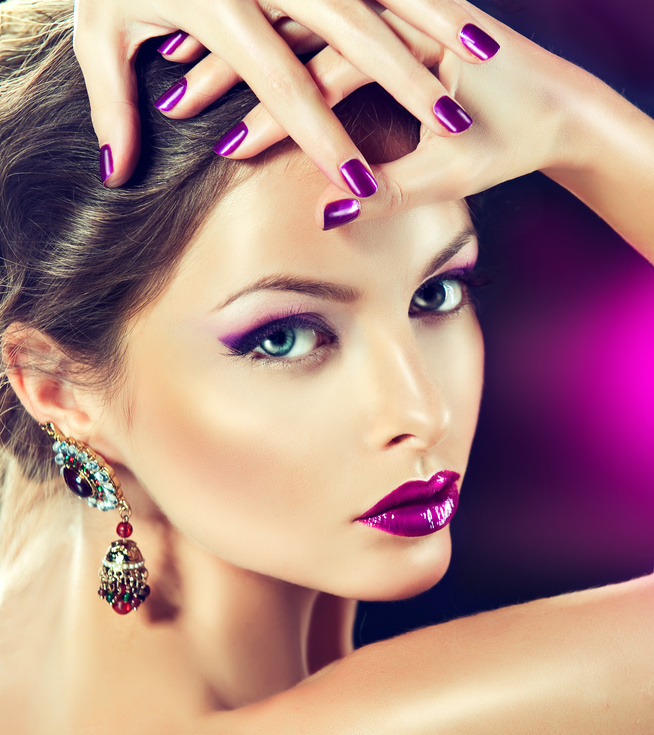 Beautiful fashion model in jewelery and lilaс manicure